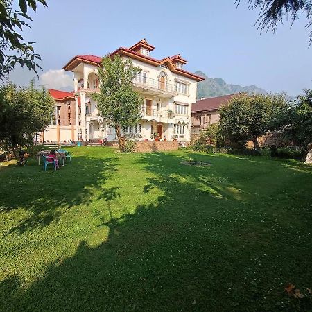 The Clover Inn Srinagar  Luaran gambar
