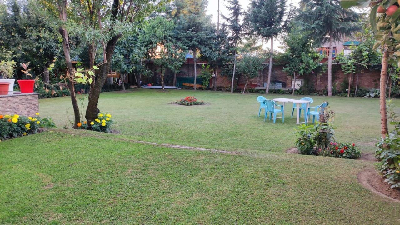 The Clover Inn Srinagar  Luaran gambar