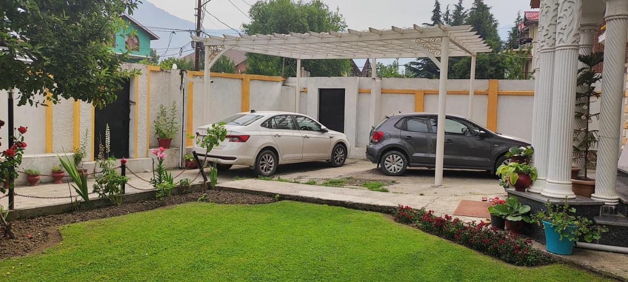 The Clover Inn Srinagar  Luaran gambar