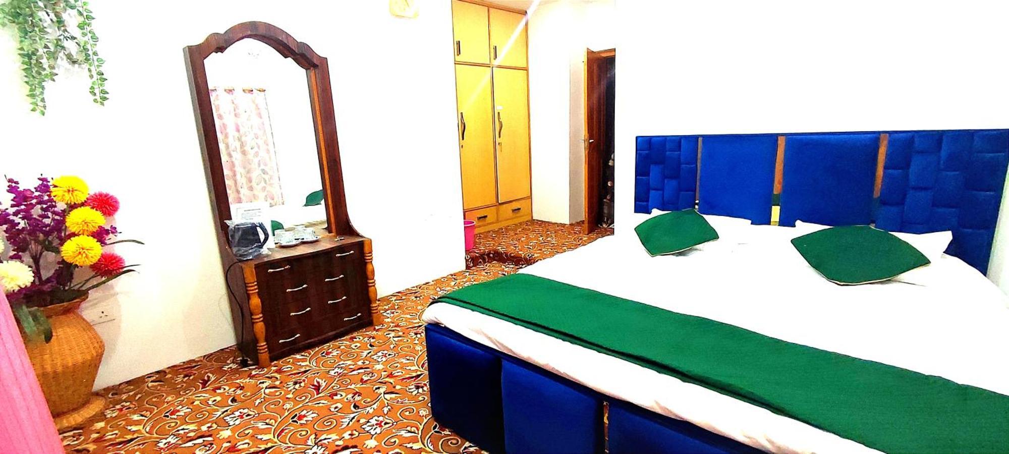 The Clover Inn Srinagar  Luaran gambar